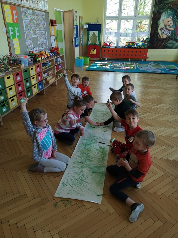 sala przedszkolna, dzieci w wieku 5 lat siedzące na podłodze