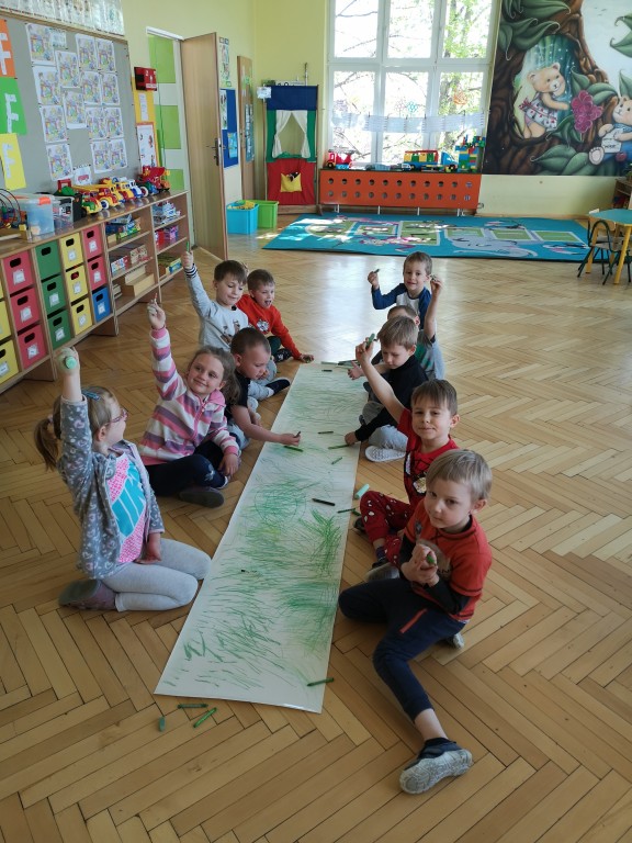 sala przedszkolna, dzieci w wieku 5 lat siedzące na podłodze
