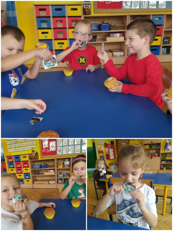 Dzieci jedzą babeczki z opłatkiem Wesołe Ludki