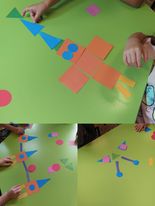 dzieci bawią się figurami geometrycznymi