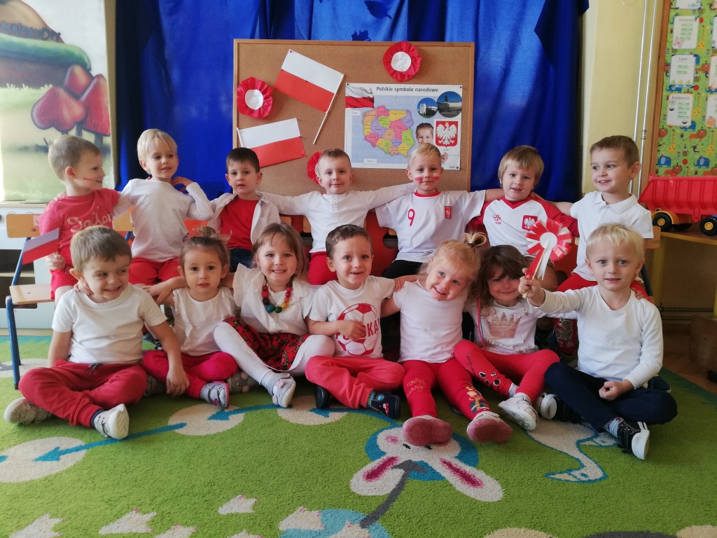Grupa dzieci w biało-czerwonych ubraniach