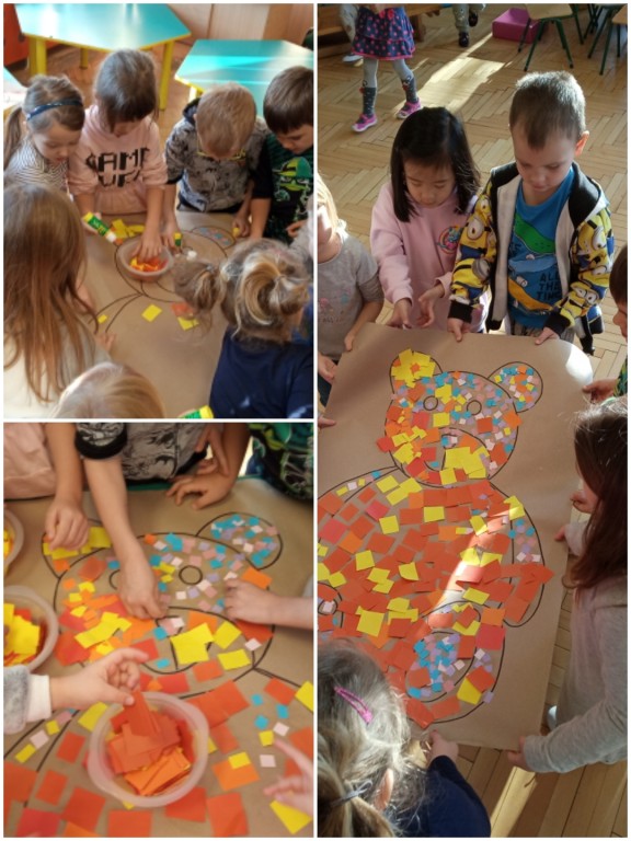 dzieci wyklejające misia kawałkami kolorowego papieru