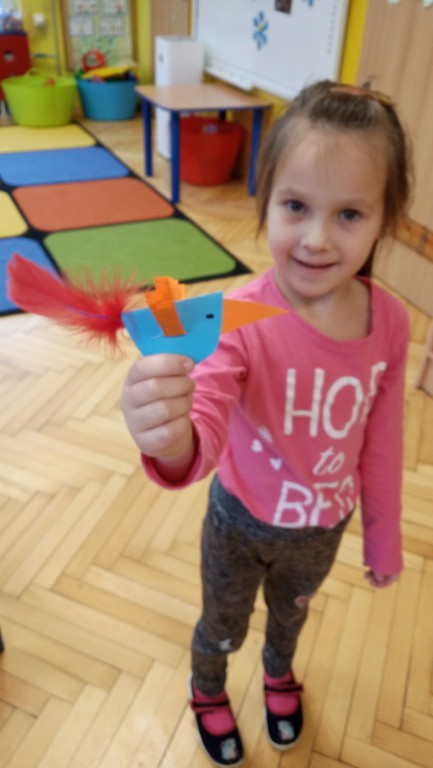 dziewczynka i ptak z papieru na choinkę