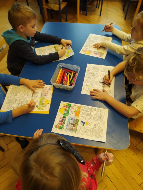 dzieci kolorują obrazki do książeczki