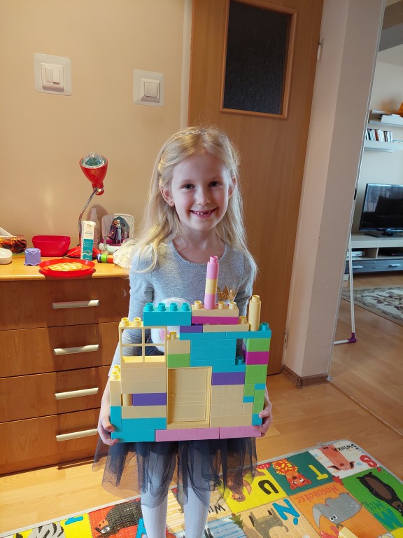 dziewczynka zbudowala zamek