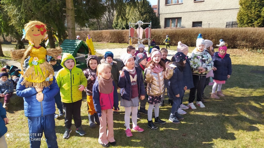 grupa przedszkolakow w ogrodzie