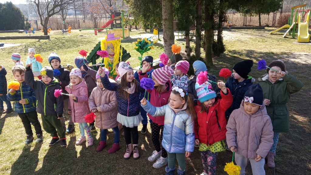 Dzieci w grupce na podwórku