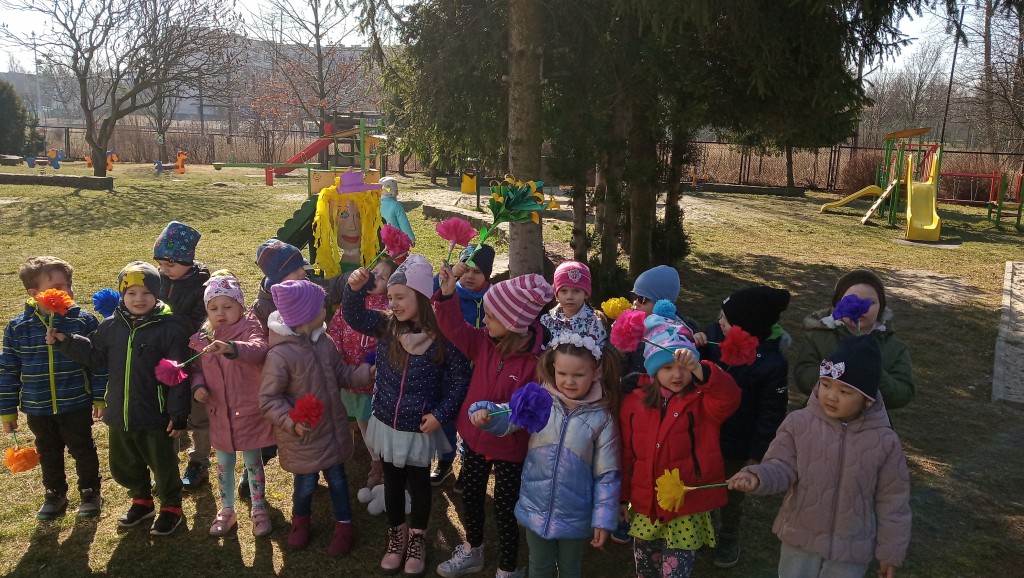 Grupa dzieci w ogrodzie przedszkolnym