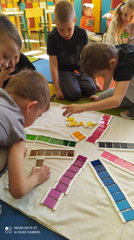 kolorowe płytki -dzieci układają słonko