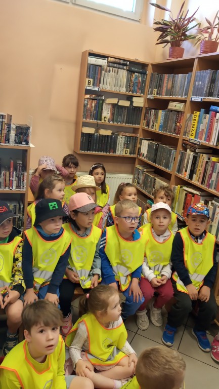 dzieci w bibliotece
