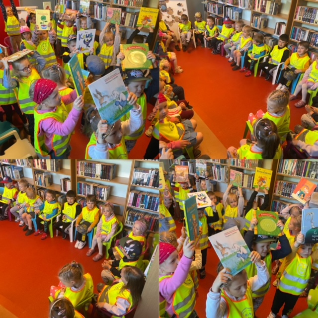 dzieci w bibliotece prezentują wypożyczone książki