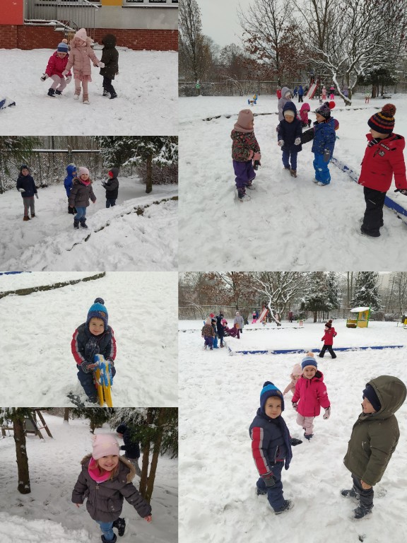 Dzieci bawią się na śniegu 