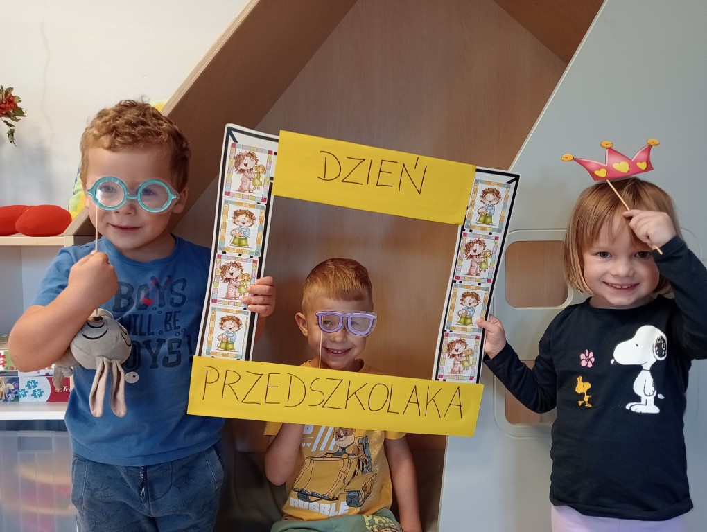 dzieci w fotobudce