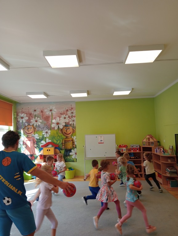 Dzieci ćwiczą w przedszkolu