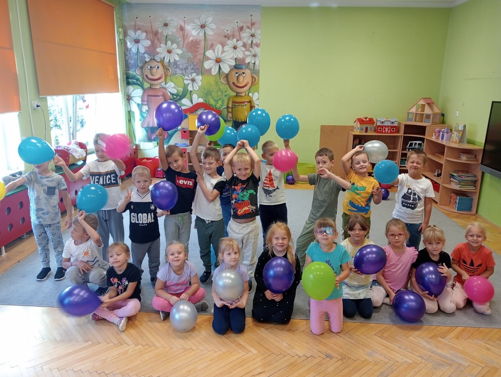 Dzieci z balonami w przedszkolu