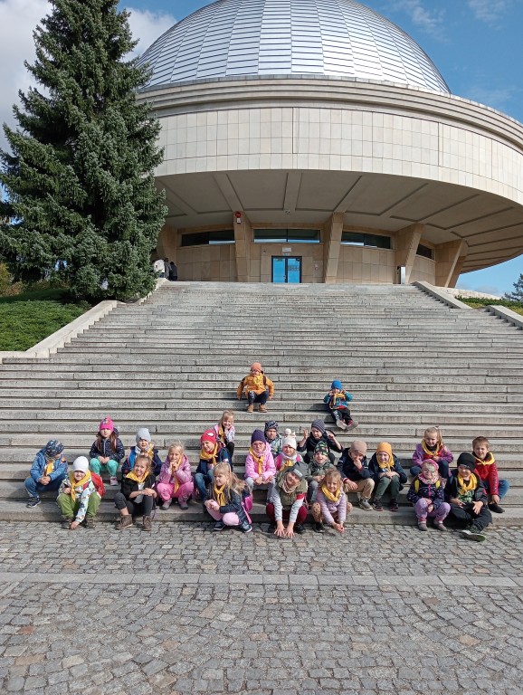 Dzieci na schodach przed Planetarium Śląskim.