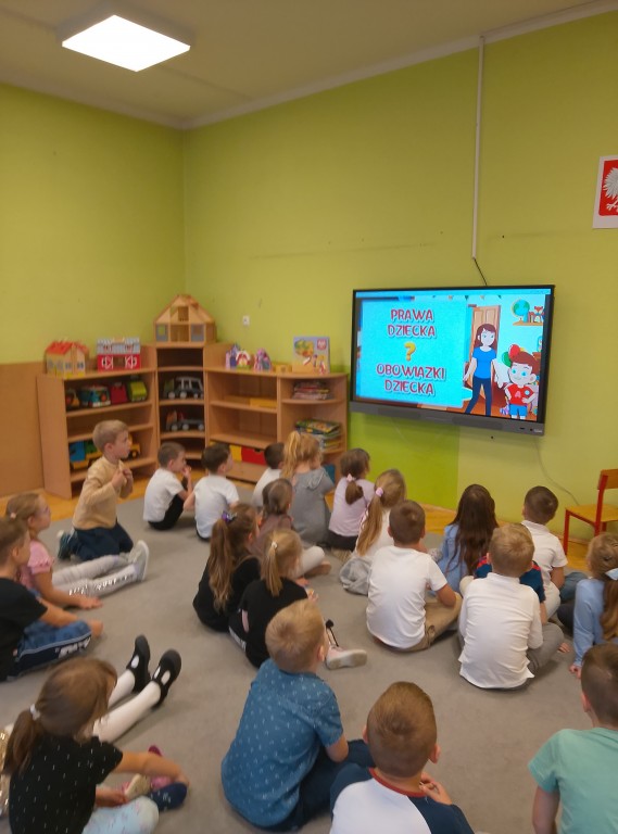 Dzieci patrzą na duży ekren