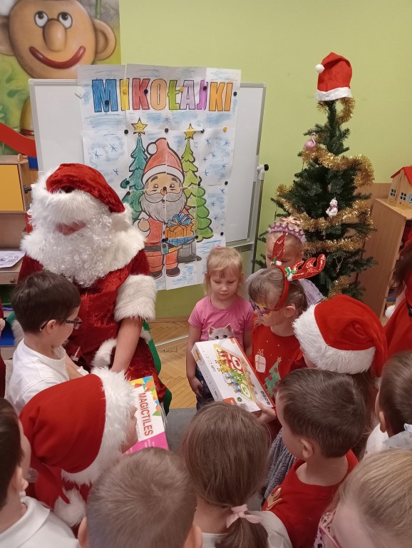 Dzieci rozpakowują prezenty od Mikołaja