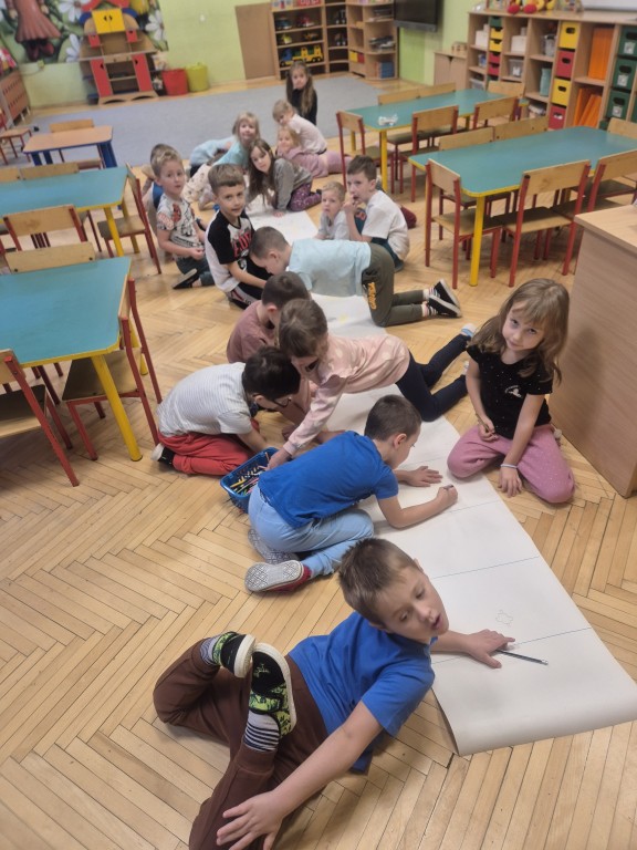 Dzieci rysują na podłodze