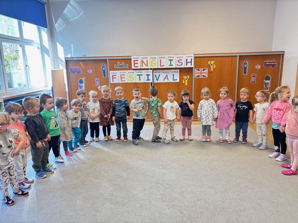 dzieci podczas występu na English Festival