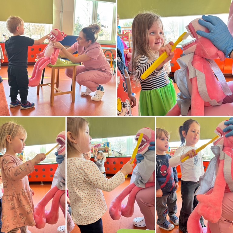 dzieci podczas mycia zebow maskotce
