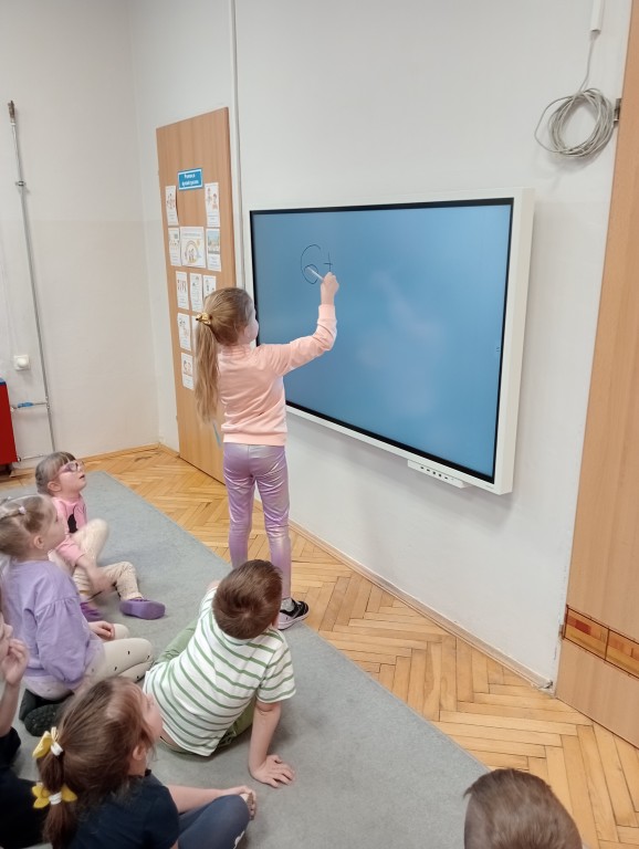 Dziewczynka przy tablicy
