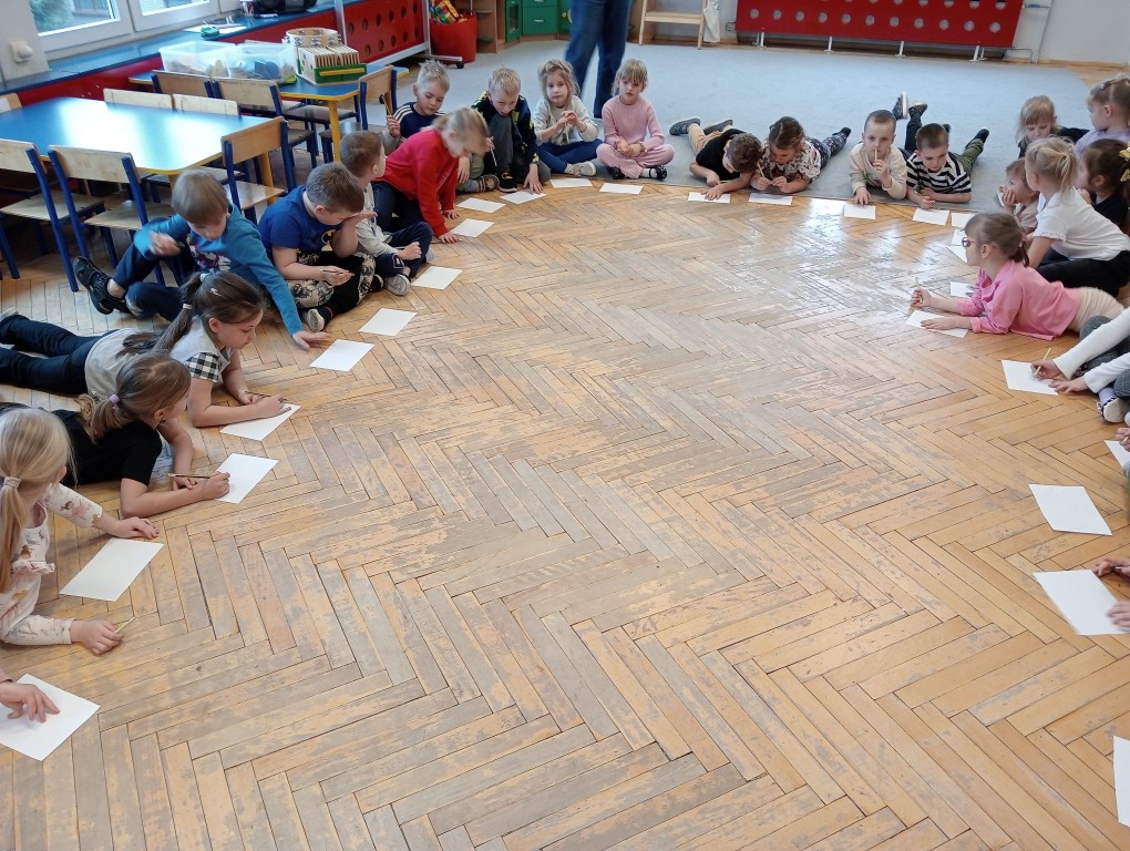Dzieci siedzą na podłodze