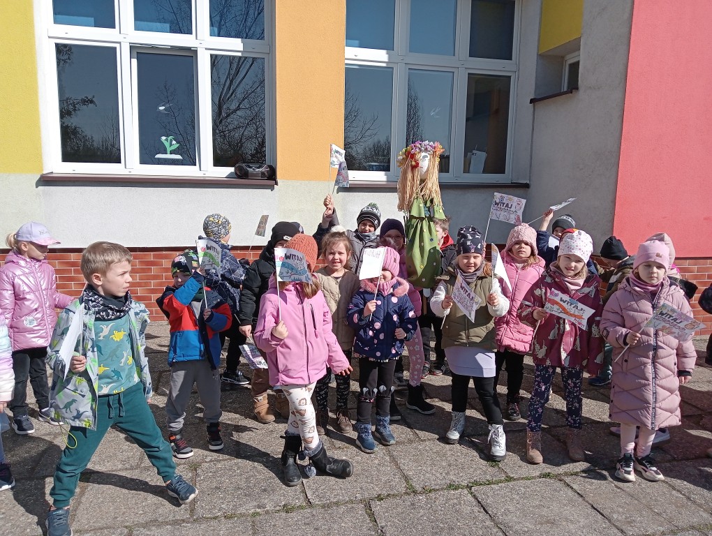Dzieci witają wiosnę w przedszkolnym ogrodzie