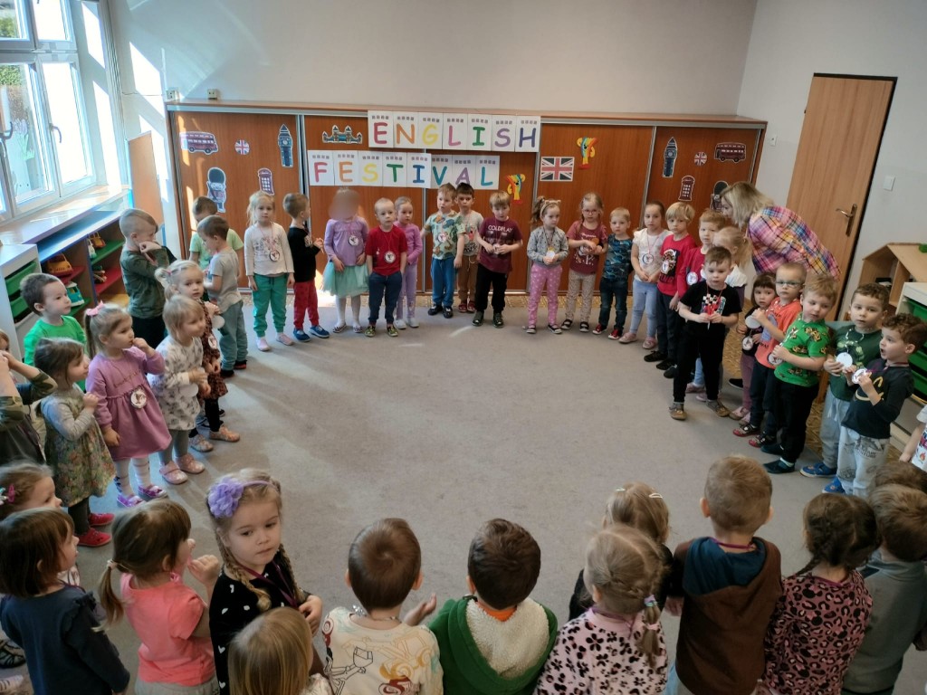 Zdjęcia grupowe dzieci z English Festiwal 