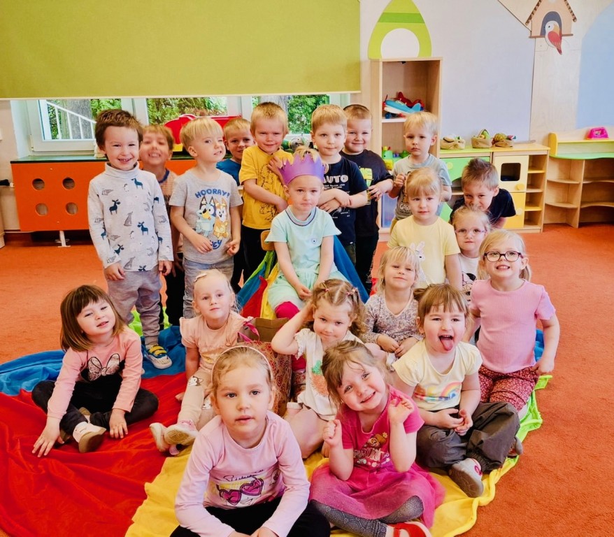 dzieci podczas urodzin kolezanki