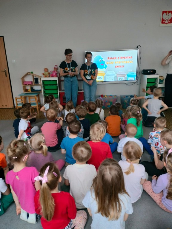 dzieci na dywanie 