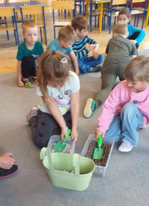 dzieci przygotowują poidełko dla owadów
