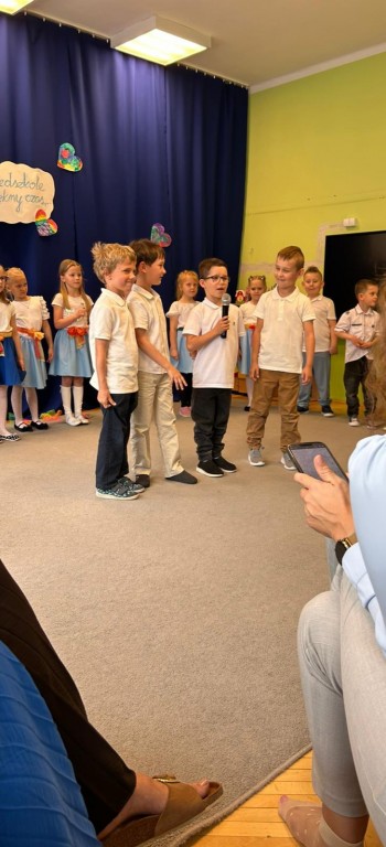 Chłopcy w przedszkolu recytują wiersz