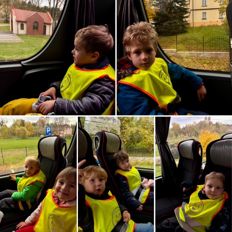 dzieci w autokarze