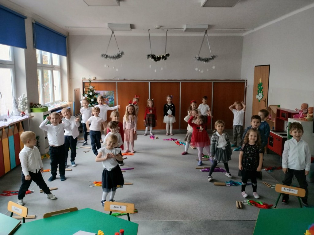 zdjęcie grupowe przedszkolaków