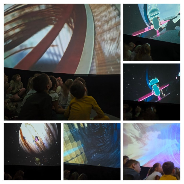 dzieci w moblinym planetarium