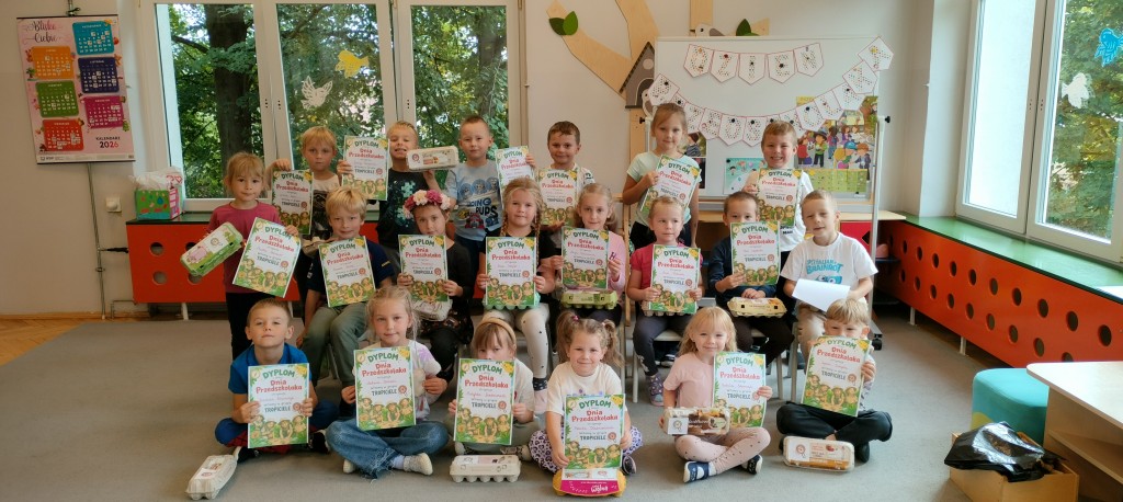 grupowe zdjecie z okazji dnia przedszkolaka