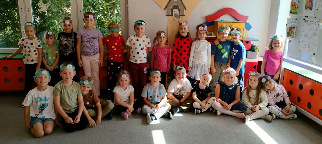 grupowe zdjecie z okazji dnia kropki