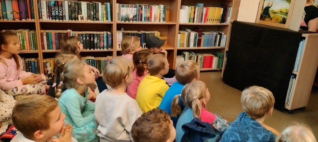 dzieci w bibliotece