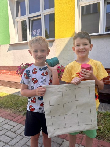Chłopcy z grą w rękach 