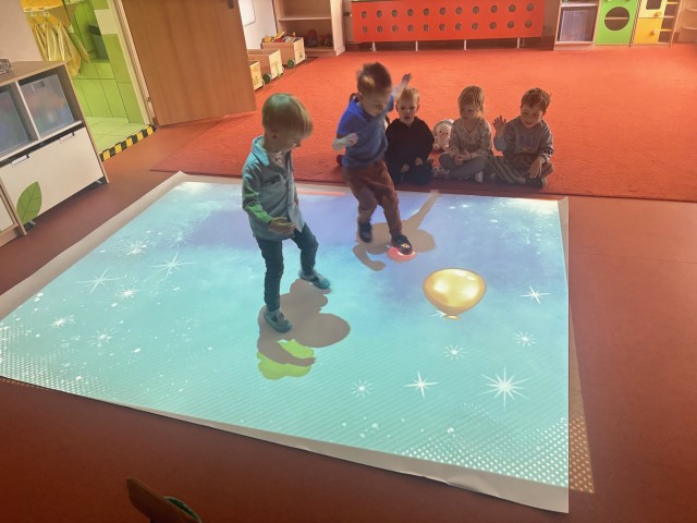 dzieci na dywanie edukacyjnym