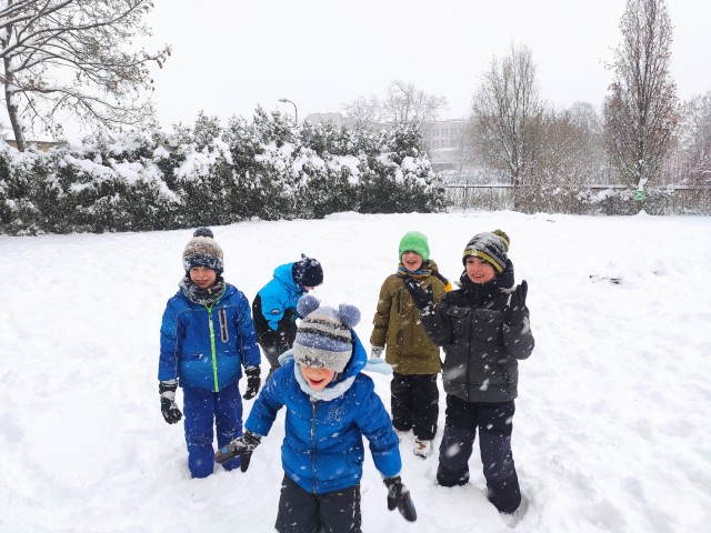 dzieci podczas zabaw na śniegu