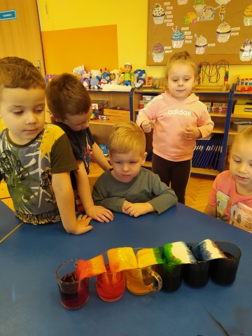 Dzieci wykonują tęczę z serwetek i barwników.
