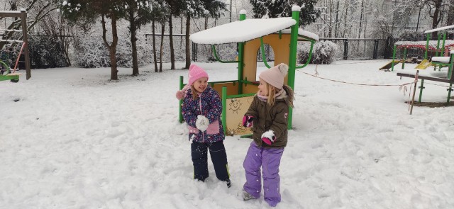dzieci bawią się na śniegu