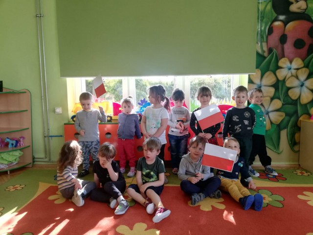 Dzieci z flagami Polski
